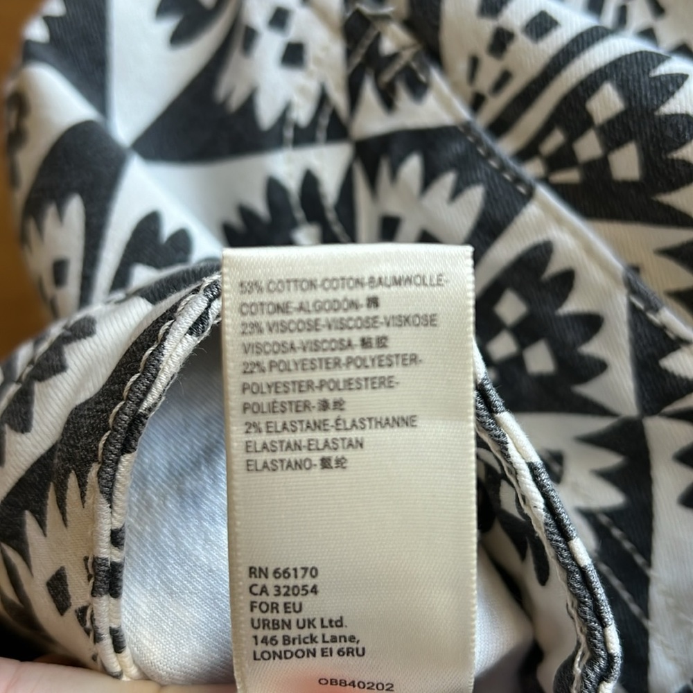 Like NEW FREE PEOPLE Float On Flare Jeans Black White Print US 25 (UK 4) - Picture 8 of 8